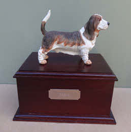 Hardhouten Urn met Basset Hound 900801
